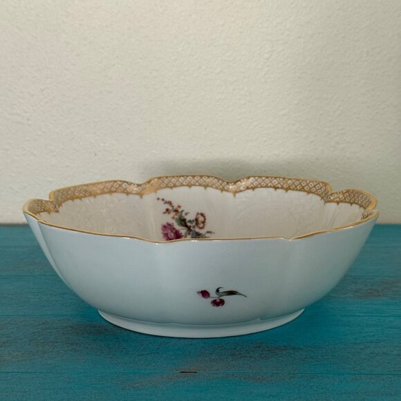 Lenox Mayence 8 1/2" Scalloped Bowl Smithsonian Collection 1985 - Picture 1 of 10